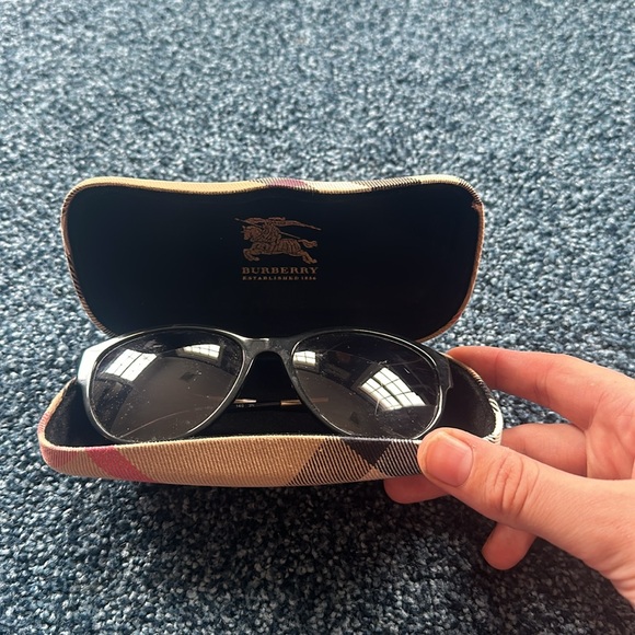 Burberry black sunglasses includes case - Picture 4 of 11